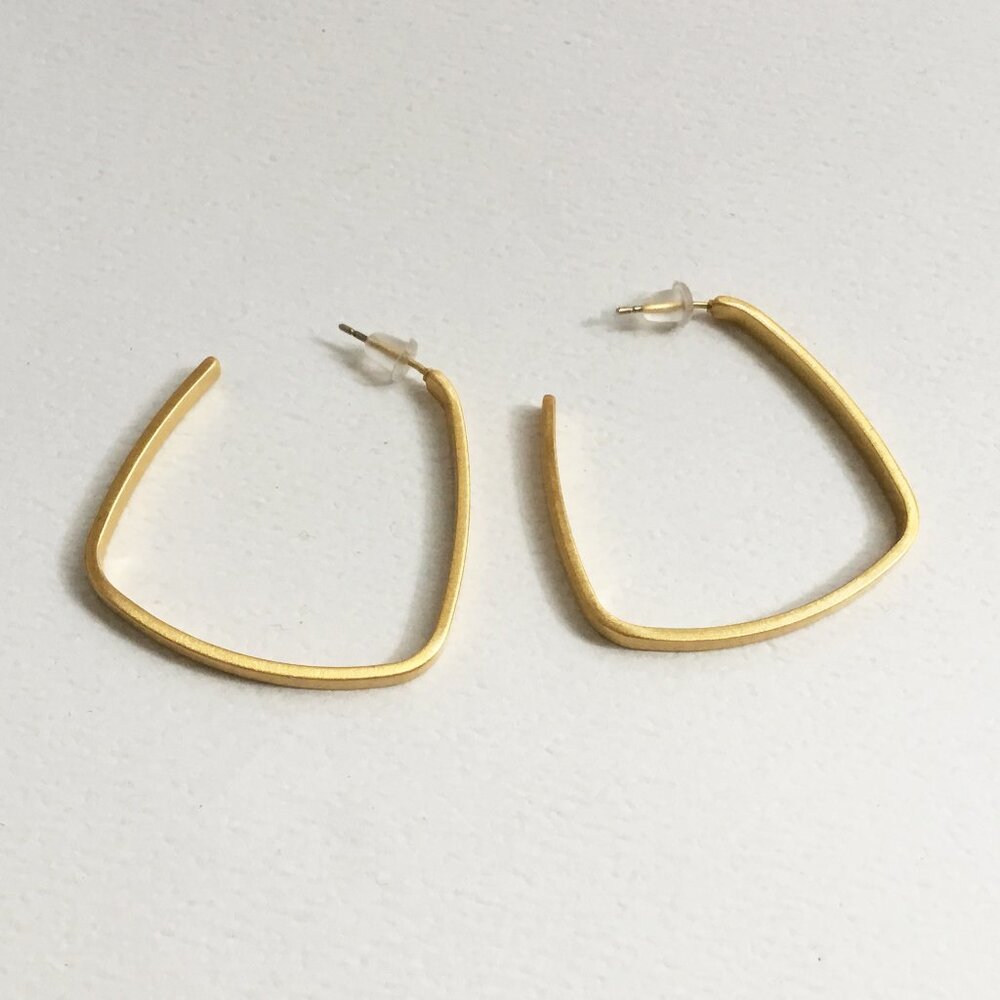 Dean Davidson Brushed Matte Gold Tone Tapered Square Hoop Earrings 1.5” - Picture 1 of 9